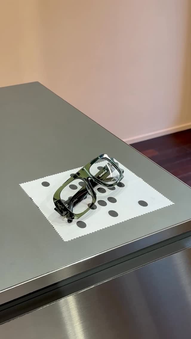 Dettaglio ravvicinato di montatura da vista di design